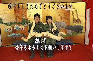 埼玉県・東武動物公園で来年の干支、本物の”黄金の大蛇”と写真を撮ろう!