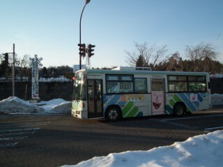 新潟県上越市でスキー発祥を祝うレルヒ祭に合わせ、ラッピングパス運行!