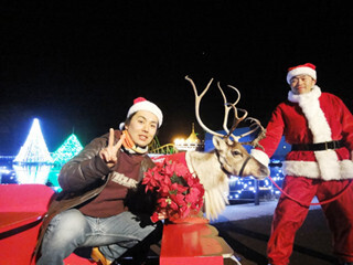 埼玉県・東武動物公園で、本物のトナカイと写真が撮れるサービスを実施中