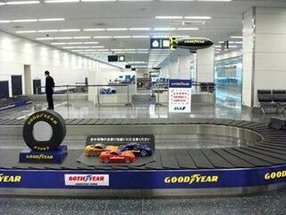 年末年始、東京都・羽田空港の手荷物受取所でレーシングカーが走る!?