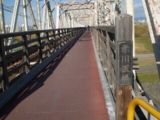 大阪府の大阪市内には、電車と並んで人が渡れる橋があった!