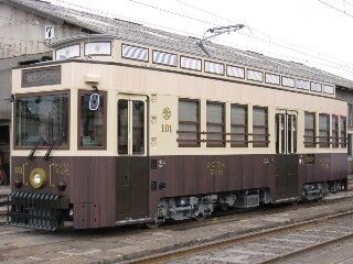 鹿児島県の鹿児島市交通局がレトロな路面電車を運行、その名も「かごでん」