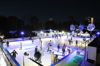 東京都港区・東京ミッドタウンに、期間限定の屋外スケートリンクが登場