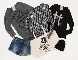 ダイバーシティ東京プラザで、ガンダムグッズなどの福袋を販売