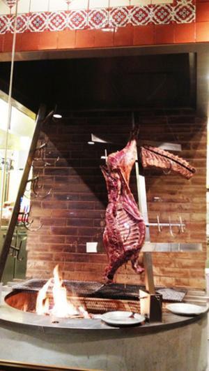 東京都・六本木にブロック肉を薪で焼き上げるメキシカングリルがオープン