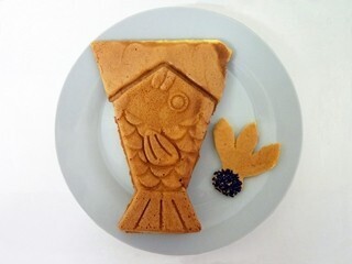 東京都・浅草忍者たい焼が、羽子板のかたちのタイヤキを正月限定で発売