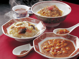 中国料理の円卓でしないほうがよい振る舞いは？【今さら聞けない社会人のマナー】