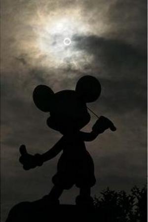 ディズニーリゾートTwitterで人気の写真発表!　1位はミッキー×天体ショー