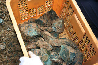 島根県の花仙山から、50年ぶりに採掘された「めのう」の勾玉を販売