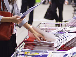 新婚旅行を嫌がる彼を説得する方法