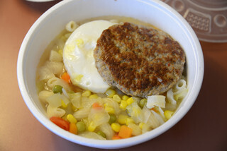 香港のマクドナルドで豚骨風スープにパスタ＆パティをぶち込む荒業商品発見!