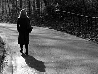 女性の夜道一人歩きで、気をつけること