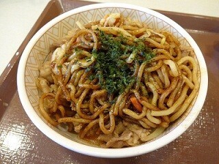 すき家の「やきそば牛丼」を食べてみた - やきそばは”トッピング”!?