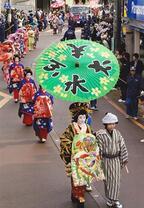 新潟県燕市で、おいらんが通りを練り歩く「分水おいらん道中」が開催