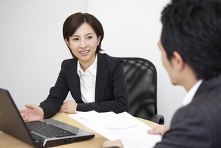 座ってる時に上司に話しかけられました。適切な対応は?【今さら聞けない社会人のマナー】