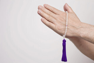 仏教での葬儀で、不適切な数珠の使い方は?【今さら聞けない社会人のマナー】