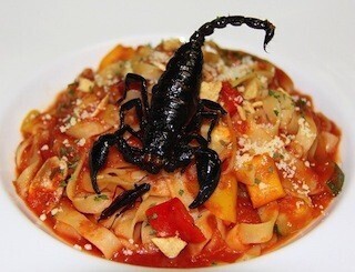 東京都・錦糸町に、サソリを丸々1匹食べられるパスタが登場 -昆虫食第2弾