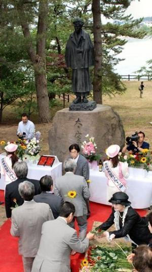 太宰治の出身地、青森県五所川原市で「太宰治生誕祭」開催