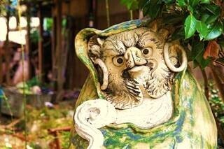 たぬきと軍人像が大群でコラボする、愛知県・知多半島の寺院の謎に迫る!