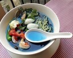 「青いラーメン」「青いカレー」が登場! -東京都・神田などのタイ料理店で