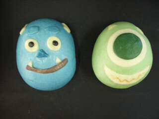 ファミマで「モンスターズ・ユニバーシティ」肉まん発売 - 緑＆青色の衝撃作