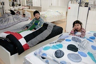 イケアの「お泊まり会」参加者を募集 -スペシャルディナーや夜のストア探検