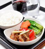キャセイ、「ザ・ランガム香港」と開発した16種の中華料理を機内食で提供