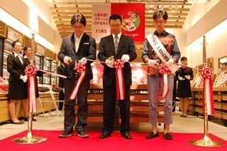 JINS国内最大店舗「広島本通店」オープン! イベントに元広島の達川氏も登場