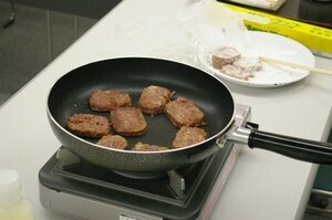 【コブスくんのドキドキ企業訪問】コンビーフってどうして台形なの？　川商フーズさんに聞いてみた