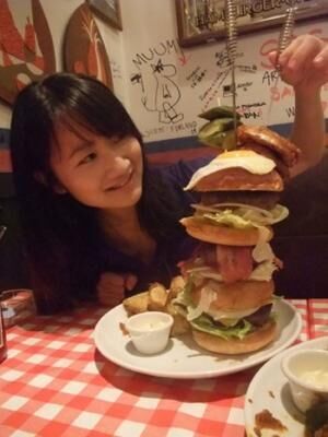 【エンタメCOBS】壮絶！　高さ30cmのハンバーガーを食らう