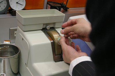 【コブスくんのドキドキ企業訪問】メガネ屋でレンズが仕上がるまでの30分間を見学してきた！