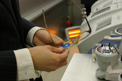 【コブスくんのドキドキ企業訪問】メガネ屋でレンズが仕上がるまでの30分間を見学してきた！