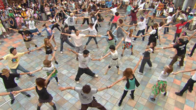 【突撃！COBS】アウトレットで25組のカップルがダンス＆キス