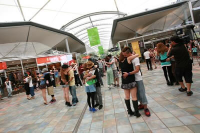 【突撃！COBS】アウトレットで25組のカップルがダンス＆キス