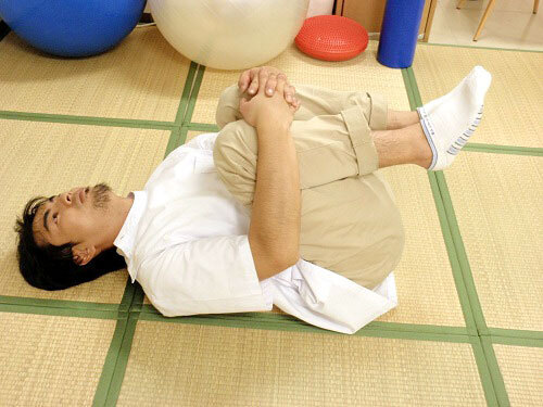 【コブスくんのモテ男道！】鍼灸(しんきゅう)師が教える。起床時の腰痛を和らげるツボ＆ストレッチ