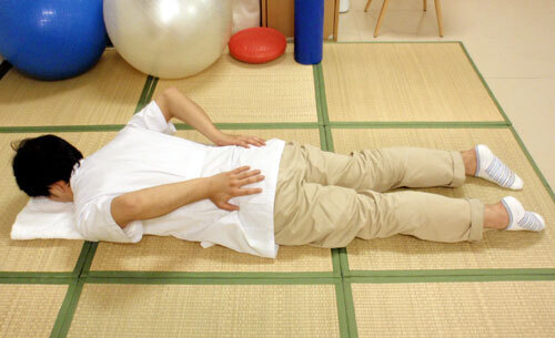 【コブスくんのモテ男道！】鍼灸(しんきゅう)師が教える。起床時の腰痛を和らげるツボ＆ストレッチ