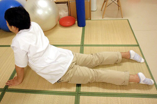 【コブスくんのモテ男道！】鍼灸(しんきゅう)師が教える。起床時の腰痛を和らげるツボ＆ストレッチ