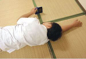 【コブスくんのモテ男道！】鍼灸師が教える。ゲームポーズの首痛・肩痛をセルフケア