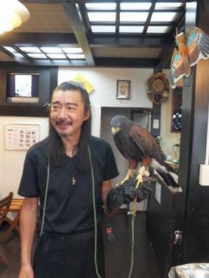 【コブスくんのモテ男道！】今、動物好き女子の間で話題の「猛きん類カフェ」に行ってみました！