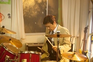 三浦友和、怒りぶつけるドラム演奏姿を披露 -『就活家族』今夜スタート