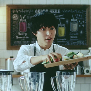 山崎賢人、エプロン姿でお店オープン - 「野菜生活100 Smoothie」新CM