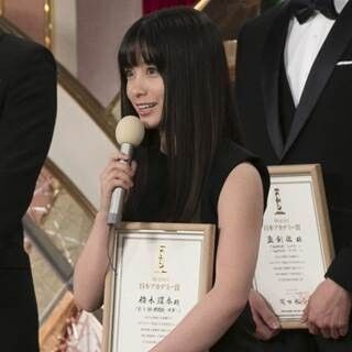 橋本環奈、新人俳優賞で決意のスピーチ「演技の道に人生捧げる」