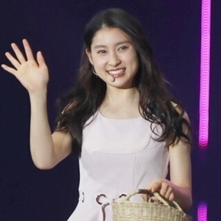 土屋太鳳、ピンクのミニスカワンピで投げキッス!