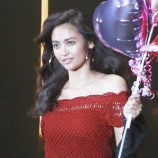 "世界一の美ボディ"香川沙耶、脅威の10頭身&スラリ美脚で存在感