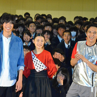 木村拓哉、福士蒼汰の壁ドンサポート&高校生に神対応 - 贅沢すぎる”壁”に