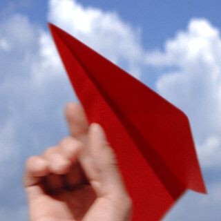 嵐、巨大紙飛行機を飛ばした思い出がよみがえる? JAL「先得」新CM