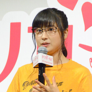 土屋太鳳、知的なメガネ姿で登場! 自転車のスピードに周囲が心配