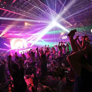 360人でバイクをこぎまくれ! 『FEELCYCLE LIVE 2017 LUSTER』が開催