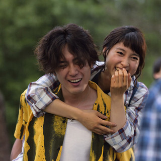 間宮祥太朗、土屋太鳳をおんぶで触られまくる!? 『トリガール！』場面写真