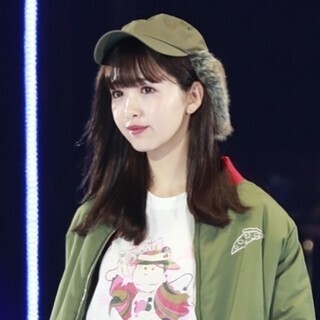 藤田ニコル、ショーパン&網タイツでセクシーに!『おそ松さん』コーデ披露